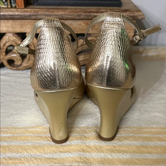 Lilly Pulitzer Metallic Gold Janie Wedges sz 7
Lilly02 - Picture 5 of 9